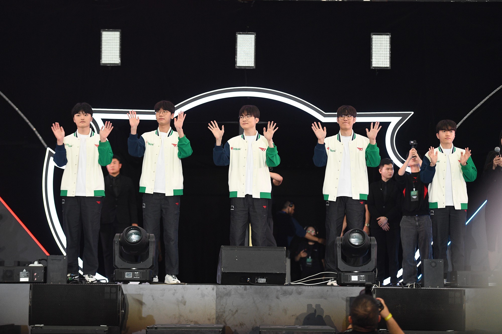 Những khoảnh khắc ấn tượng nhất sự kiện T1 đến Việt Nam: Thầy Giáo Ba solokill Faker, fan Việt tổ chức sinh nhật cho Oner_69537af344c7b.jpeg